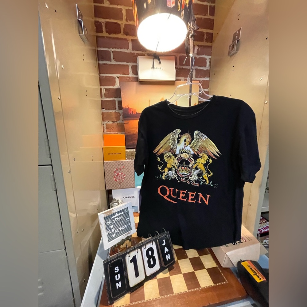 Queen Rock Band T Shirt Size Large Hot Topic